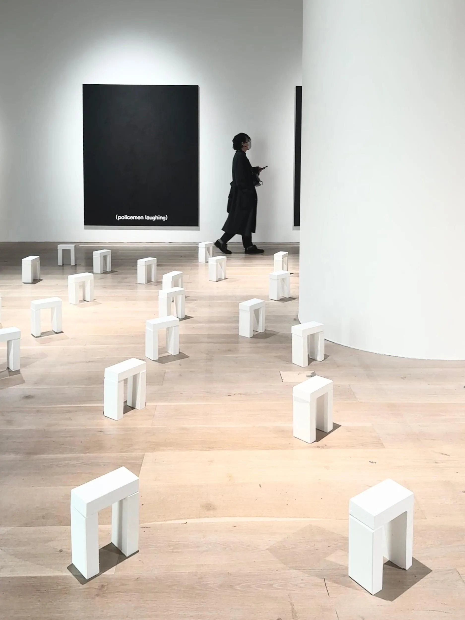 Teppei Kaneuji’s arch-like forms and Taro Shinoda’s black photographic work, installation view